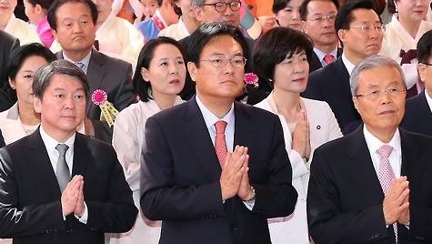 여야 3당이 15일 스승의 날을 맞아 교권 강화에 공감을 나타냈다. 사진은 14일 오전 서울 종로구 조계사에서 열린 불기 2560년 부처님오신날 봉축 법요식에 안철수 국민의당 공동대표(왼쪽), 정진석 새누리당 원내대표(가운데), 김종인 더불어민주당 비대위대표가 참석한 모습. (사진=연합뉴스)