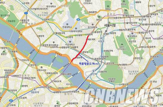 마포대로는 마포대교 북단~아현교차로에 이르는 총거리 2.9km 구간(빨간선)이다. 외국사절들이 공항에서 청와대로 가려면 반드시 이 길을 지나야한다고 해서 ‘귀빈로’라는 별칭을 얻었다. (네이버지도)