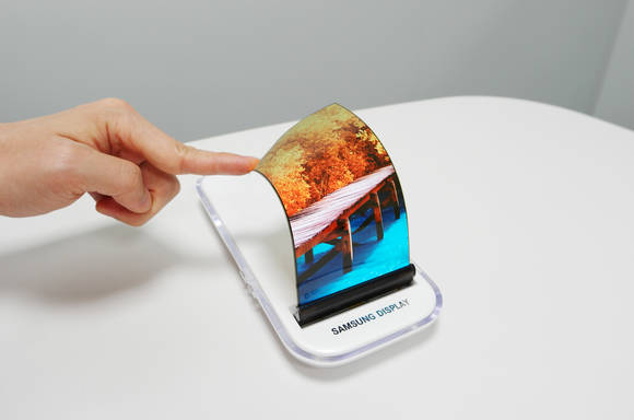 삼성디스플레이의 5.7형 QHD(2560×1440) 플렉서블(Flexible) AMOLED. 두께가 0.3mm에 불과하다. (사진제공=삼성디스플레이)