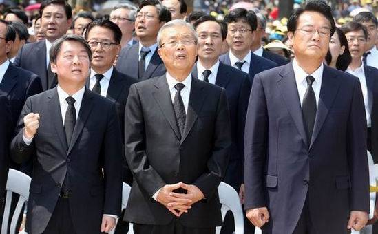 고(故) 노무현 전 대통령 서거 7주기 추도식에서 국민의당 안철수 공동대표(맨 왼쪽)가 친노 지지층을 의식한 듯 ‘님을 위한 행진곡’을 주먹을 쥔 채 부르고 있다. (사진=연합뉴스)