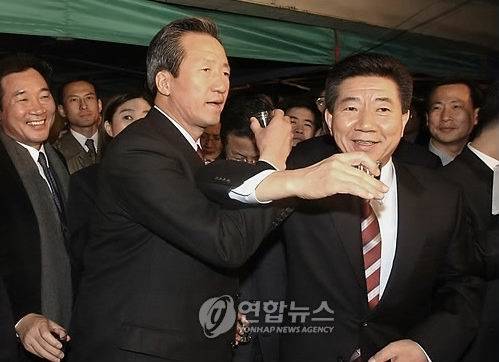 구민주계와 친노계 간의 갈등은 그 뿌리가 상당히 깊다. 2002년 대선 정국에서 구민주계는 국민경선으로 선출된 노무현 대선 후보를 정몽준 의원으로 교체하려 했다. 이때부터 시작된 양 진영의 앙금은 최근 안철수 대표의 국민의당 창당과 호남 석권으로 다시 점화됐다. 2002년 11월15일, 우여곡절 끝에 단일화에 합의한 노무현 후보와 정몽준 후보(왼쪽)가 포장마차에서 소주 원샷을 하고 있다. (사진=연합뉴스)
