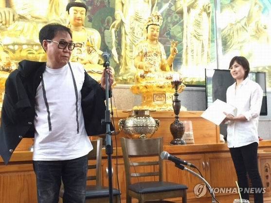 조영남·신정아 두 사람은 자유로운 영혼을 가진 창작인들이었으며, ‘자유’ ‘상상’이라는 담론 속에서 서로 소통했다. 지난해 6월 경기도 부천 석왕사 천상법당에서 열린 '조영남이 만난 부처님'展에서 작가와의 대화 시간을 갖고 있는 조영남씨와 신정아(오른쪽)씨. (사진=연합뉴스)