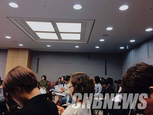 이번 토론회는 전문가들 외에도 많은 시민들이 참석해 높은 관심을 보였다. 참석 여성들은 대체로 이번 사건을 '여성 혐오'라는 시각에서 해석했다. (사진=강소영 기자)