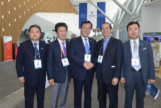 왼쪽부터 김광석 포항시지회 지회장, 김하영 경북지부 회장, 김경재 한국자유총연맹 중앙회장, 시에원황 세계자유민주연맹 사무총장, 안재천 의성군지회 회장. (사진=자유총연맹)