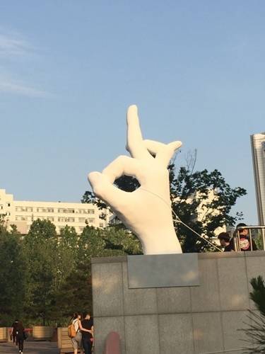 지난 30일 홍익대학교 정문에 일베를 일증하는 조형물이 세워지고 논란이 커지자 총학생회가 작품의 의도를 설명하라고 촉구했다. (사진=페이스북)