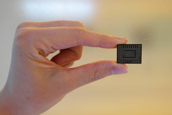 동전보다 작은 ‘512GB BGA NVMe SSD’. (사진제공=삼성전자)