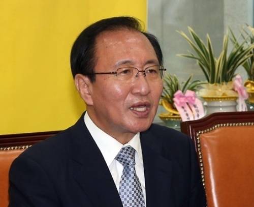 노회찬 정의당 원내대표가 지난 30일 업무 공간 부족을 이유로 사무실을 정리하라고 통보한 국회 사무처와 관련, 국회 청소노동자들과 간담회를 갖고 이들에 힘이 될 것을 약속했다. (사진=연합뉴스)