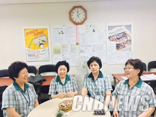 김영숙 국회환경노조위원장(맨 왼쪽)을 비롯한 노조 구성원들은 의원회관에 있는 용역업체 사무실로 이전할 이유가 없다고 입을 모은다. (사진=강소영 기자)