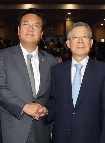 새누리당이 2일 열린 전국위원회에서 김희옥 전 헌법재판소 재판관을 혁신비대위원장(오른쪽)으로 선출했다. (사진=연합뉴스)