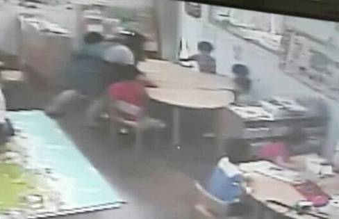 지난해 12월 인천 서구 어린이집에서 일어난 아동학대 CCTV 화면. 보육교사가 원아를 탁자로 밀고 있다. (사진=연합뉴스)