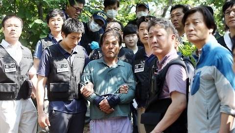 수락산 살인 피의자 김학봉 씨가 3일 현장검증에 나서고 있다. 김씨의 얼굴은 신상공개위원회에 결정에 따라 공개됐다. (사진=연합뉴스)
