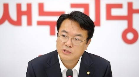 정진석 새누리당 원내대표가 3일 국회에서 열린 기자간담회에서 청와대와의 수평적 관계를 위한 노력을 하고 있음을 밝혔다. (사진=연합뉴스)