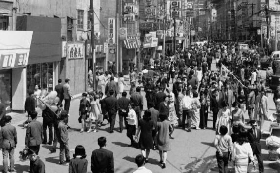 1960년대 명동 거리 모습. (출처: 문화체육관광부 e영상역사관)