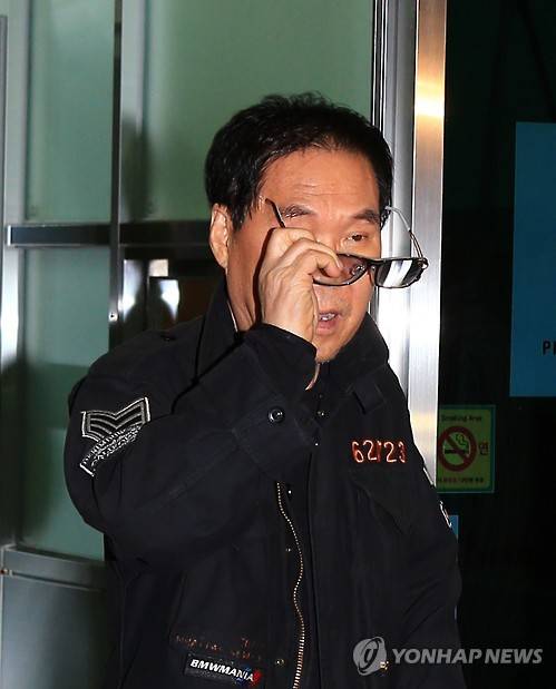 조영남이 춘천지검 속초지청에서 조사가 끝난 후 나오고 있다. (사진=연합뉴스)