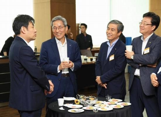 윤경은 현대증권 사장, 윤종규 KB금융그룹 회장, 김옥찬 KB금융지주 사장, 전병조 KB투자증권 사장(왼쪽부터)이 지난달 27일 경기도 용인에 있는 현대인재개발원에서 열린 통합워크숍에서 담소를 나누고 있다. (KB금융 제공)