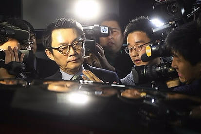 2013년 박근혜 대통령의 첫 미국 방문당시 ‘인턴 성추행 사건’으로 논란을 일으켰던 윤창중 전 청와대 대변인이 7일 자신의 블로그에 무죄를 주장하는 글을 올리고, 계속 에세이를 연재할 것이라고 밝혔다. (사진=연합뉴스)
