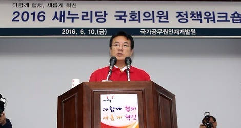 정진석 새누리당 원내대표가 10일 과천 국가공무원인재개발원에서 열린 당 정책워크숍에서 "계파 정치는 박물관으로 보내야 한다"는 목소리를 높였다. (사진=연합뉴스)