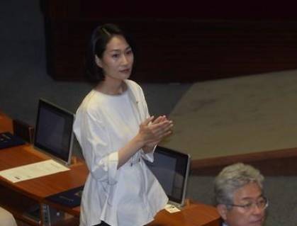 최근 2억원대 리베이트 의혹을 받고 있는 김수민 국민의당 의원이 논란의 중심 속에 지난 13일 본회의 참석 이후 나흘 만에 모습을 드러냈다. 그는 비례대표 공천 과정에서도 문제가 있었다는 의혹이 제기돼 논란이 예상된다. (사진=연합뉴스)