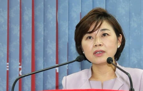 야권에서 불고 있는 개헌 바람에 대해 김정재 새누리당 원내대변인이 14일 한 라디오 프로그램에서 "자칫 현안들이 뒤로 밀릴 수 있다"며 신중해야 한다고 말했다. (사진=연합뉴스)