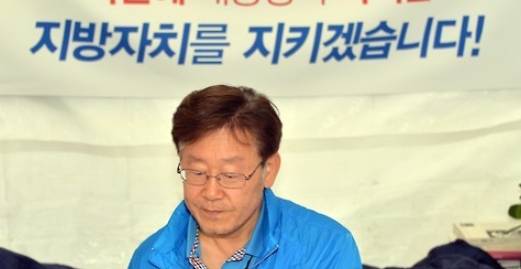 이재명 성남시장이 김종인 더불어민주당 대표의 단식 농성 중단 권고에 대해 "합당안 대안을 달라"고 밝혔다. (사진=연합뉴스)