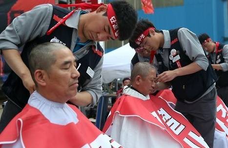 현대중공업 노조는 15일 중앙집회에서 노조 임원들의 삭발식을 진행하며 설비지원 부문 분사 반대 목소릴 분명히 했다. (사진=연합뉴스)