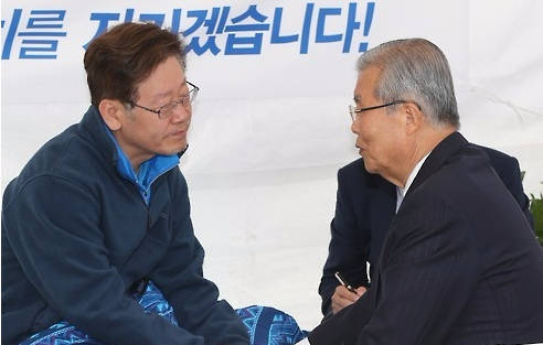 이재명 성남시장(왼쪽)이 김종인 더불어민주당 대표의 만료에 11일만에 단식농성을 중단했다. (사진=연합뉴스)