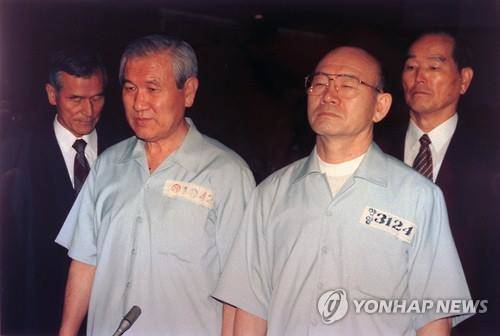 전두환·노태우 등 신군부 세력은 김재규를 희대의 패륜범죄자로 몬 뒤, 김재규에게 동조했다는 이유로 계엄사령관인 정승화 육군참모총장을 숙청하고 5.17쿠데타를 일으켜 정권을 장악했다. 하지만 이들은 김영삼 정권 때 내란죄 등으로 기소돼 옥고를 치렀다. 1996년 8월 26일 12.12 및 5·18사건 등으로 재판을 받고 있는 전두환(오른쪽), 노태우 전 대통령. (사진=연합뉴스)