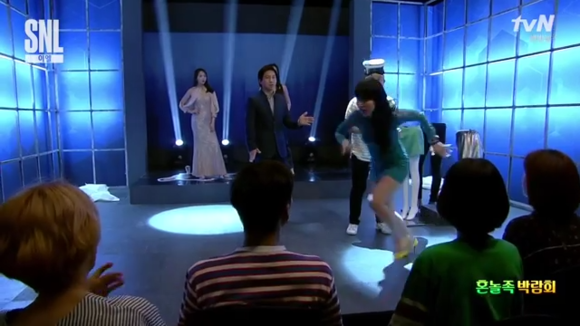 SNL7 혼놀족박람회 코너에서 욕설을 한 후 무대 밖으로 도망치는 개그우먼 안영미. (사진=SNL 캡처)