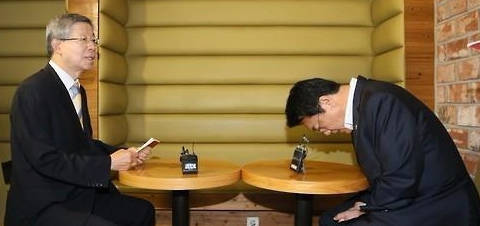 정진석 새누리당 원내대표(오른쪽)가 19일 서울 논현동 카페에서 김희옥 혁신비상대책위원장을 만나 복당을 둘러싼 마찰에 대해 사과했다. (사진=연합뉴스)