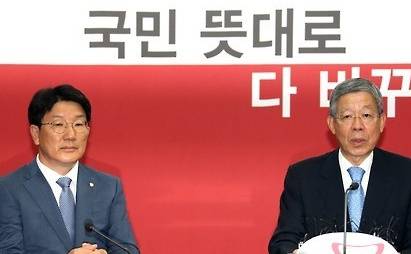 당무에 복귀한 김희옥 비대위원장이 권성동 사무총장을 경질하기로 하면서 친박·비박간 갈등이 다시 수면 위로 드러났다. 20일 비대위 회의에서 김희옥 위원장(오른쪽)과 권성동 사무총장(왼쪽)의 모습. (사진=연합뉴스)