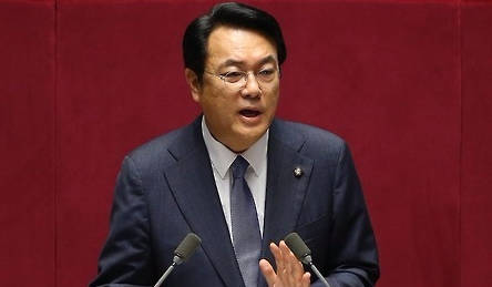 정진석 새누리당 원내대표가 20일 교섭단체 대표연설에서 재벌개혁을 역설하며 노동시장의 해법으로 '중향평준화'를 언급했다. (사진=연합뉴스)