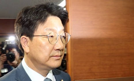 권성동 새누리당 사무총장이 '복당 파문'과 관련해 "자진사퇴 뜻이 없다"고 밝혔다. (사진=연합뉴스)
