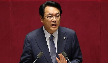 정진석 새누리당 원내대표가 21일 김종인 더불어민주당 비상대책위원회 대표의 개헌특위 제안에 "생각해봐야 한다"고 밝혔다. (사진=연합뉴스)