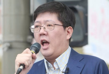 김홍걸 전 더불어민주당 통합위원장이 21일 자신의 페이스북에 현재 정권에 대한 비판과 함께 "이를 바로잡기 위해서는 다른 정권으로 바꾸는 것이 방법"이라고 말했다. (사진=연합뉴스)