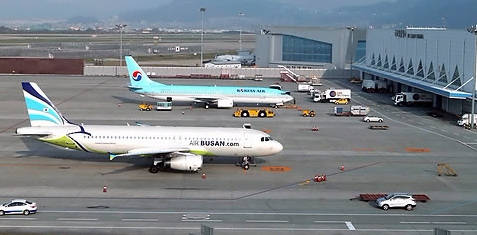 신공항 입지 선정이 21일 발표되면서 김해공항 확장으로 가닥이 잡혔다. 여야 정치인들은 대체적으로 "정부가 중립적인 모습을 보였다"고 평했다. (사진=연합뉴스)