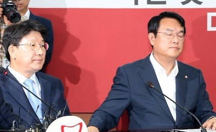23일 정진석 새누리당 원내대표(오른쪽)가 사퇴 뜻을 밝힌 권 사무총장의 손을 꼭 잡고 있다. (사진=연합뉴스)