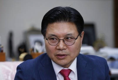 친박계 홍문종 새누리당 의원이 23일 한 라디오 프로그램에서 유승민 의원이 당의 정체성과 맞는지 스스로 밝힐 것을 요구했다. (사진=연합뉴스)