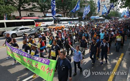 전국노동자대회 참가자들이 '최저임금1만원·비정규직 철폐' 구호를 외치며 거리 행진을 하고 있다. (사진 = 연합뉴스)