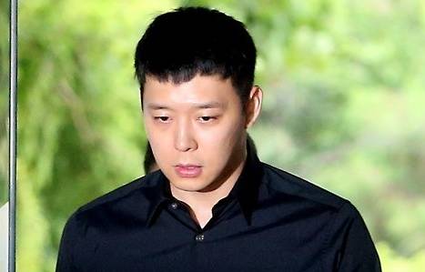30일 조사받기 위해 강남경찰서로 들어가고 있는 박유천 씨 모습. (사진=연합뉴스)