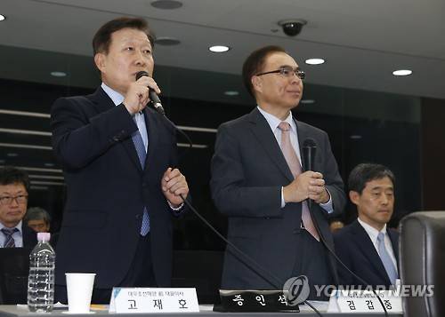 고재호 대우조선해양 전 사장(왼쪽)과 김갑중 대우조선해양 전 부사장. 산업은행 부행장 출신의 김 전 부사장은 이번 대우조선 사태로 검찰 부패범죄특별수사단(단장 김기동)에 구속됐다. 산업은행 퇴직임원들이 대우조선 요직에 등용 되면서 대우조선의 부실을 키웠다는 지적이 나온다. (사진=연합뉴스)