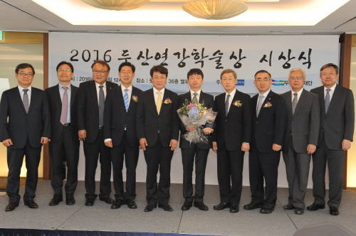 박용현 두산연강재단 이사장(오른쪽 네 번째)이 2016 두산연강학술상 의학논문 부문 수상자인 오상훈 조교수(오른쪽 다섯 번째), 의학계 관계자들과 함께 기념촬영을 하고 있다. (사진=두산연강재단)