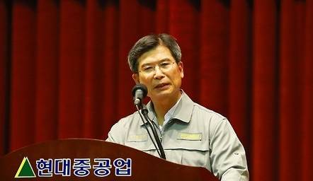 현대중공업이 희망퇴직 대상을 사원과 대리급으로 확대하는 안을 검토 중인 것으로 알려졌다. 지난 1일 최길선 회장이 울산 본사에서 전 임직원을 대상으로 비상 경영설명회를 열고 있다. (사진=연합뉴스)