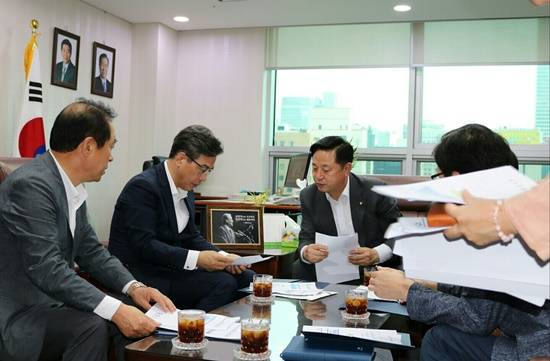 김두관 국회의원이 기획재정부 차관을 만나 국비 요청 주문을 하고 있다(사진= 김두관 의원실)