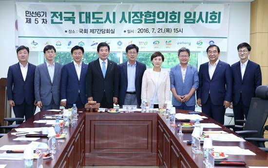 전국대도시 시장협의회장으로 취임한 최성 고양시장(가운데)이 21일 국회 제7간담회실에서 김현미 예결위원장 및 김진표 예결위원을 초청해 간담회를 개최했다.(사진= 고양시)