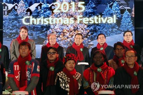지난해 11월 28일 '2015 대한민국 성탄축제 트리 점등식'에 참석한 감경철 CTS기독교TV 회장(뒷줄 가운데). (사진=연합뉴스)