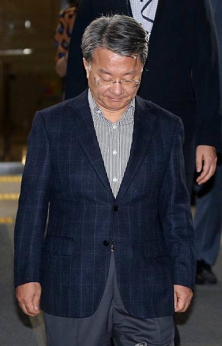 홍만표 변호사가 지난달 2일 피의자 신분으로 서초구 서울중앙지검을 나서고 있다. 홍 변호사는 이날 구속수감 됐다. (사진=연합뉴스)