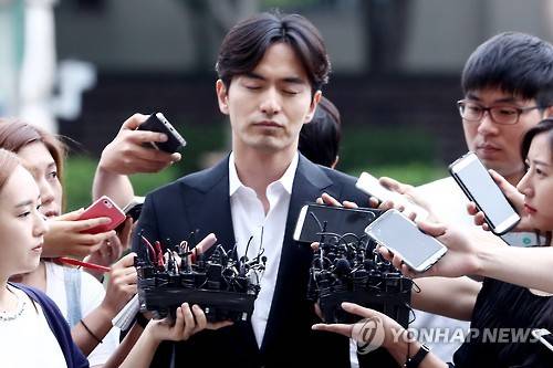 배우 이진욱이 17일 오후 성폭행 피의자 신분으로 조사를 받기 위해 서울 수서경찰서로 들어서고 있다. (사진=연합뉴스)