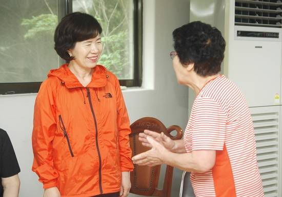 고양시 최봉순 제2부시장이 폭염의 날씨에 일산동구 경로당을 방문해 노인들의 의견을 듣고 있다.(사진= 고양시)