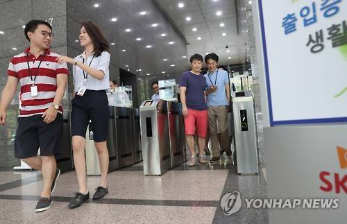 이달 초부터 평일 반바지 근무가 허용된 SK이노베이션 직원들이 점심을 먹기 위해 회사를 나가고 있다. (사진=연합뉴스)