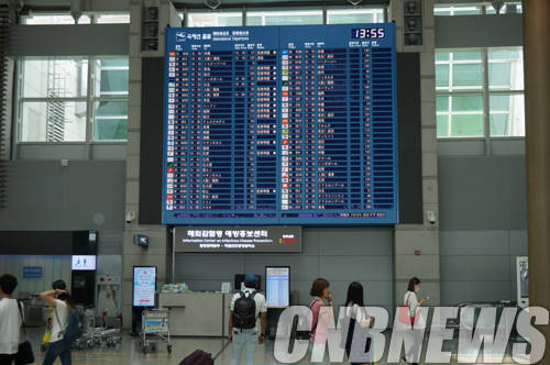 "내 비행기는 언제" 한 여행객이 전광판을 바라고 있다. (사진=손강훈 기자)